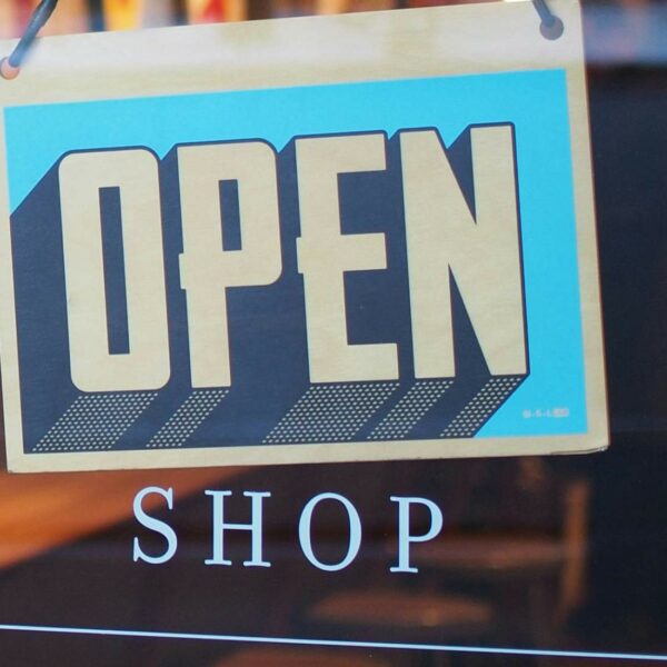 Pancarte open shop sur une porte de magasin