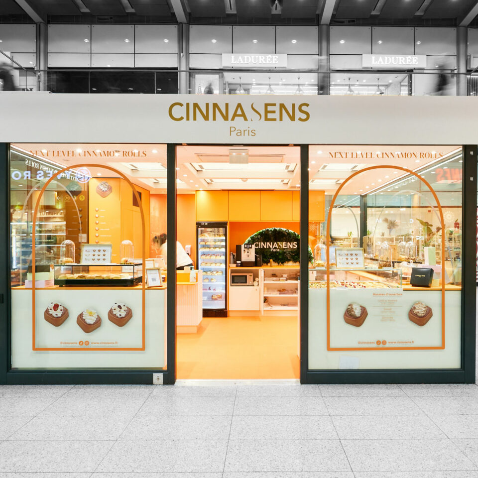 Vue de face du pop-up store Cinnasens à Gare Saint Lazare by WENES Aménagement