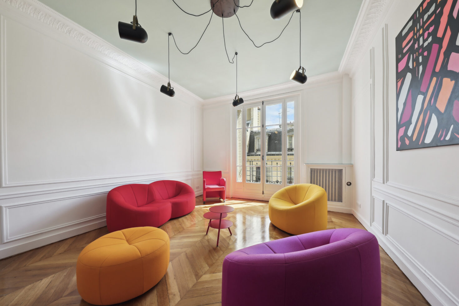 Espace cosy bureaux gensearch coloré et lumineux